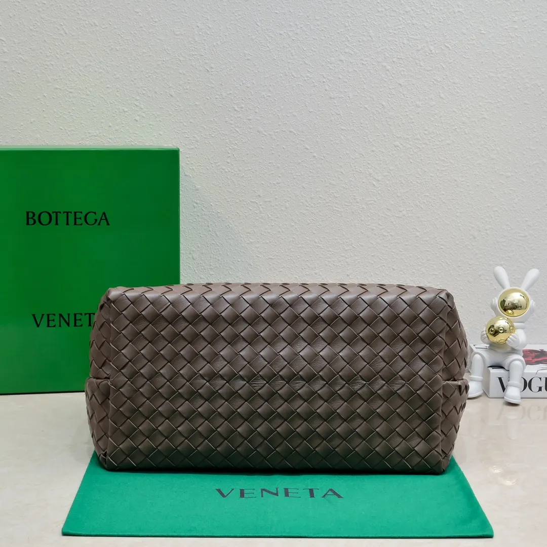 Batch 3760 #Bottega Veneta 2023 spring and summer new Andiamo handbag, many stars have the same style 🎈 Classic full-body leather weaving with golden knot buckle, stable and chic enough [satisfied] The whole body is made of Nappa sheep leather, comfortable, soft and dynamic. The sliding metal knot buckle can adjust the shoulder strap, single shoulder/handbag/crossbody, multiple carrying methods, large bag capacity, suitable for commuting/daily/traveling This bag is divided into small/medium/large sizes. There is always one that suits you, so take it with you🎀🎀 Size: 45*22*34, model: 5543#